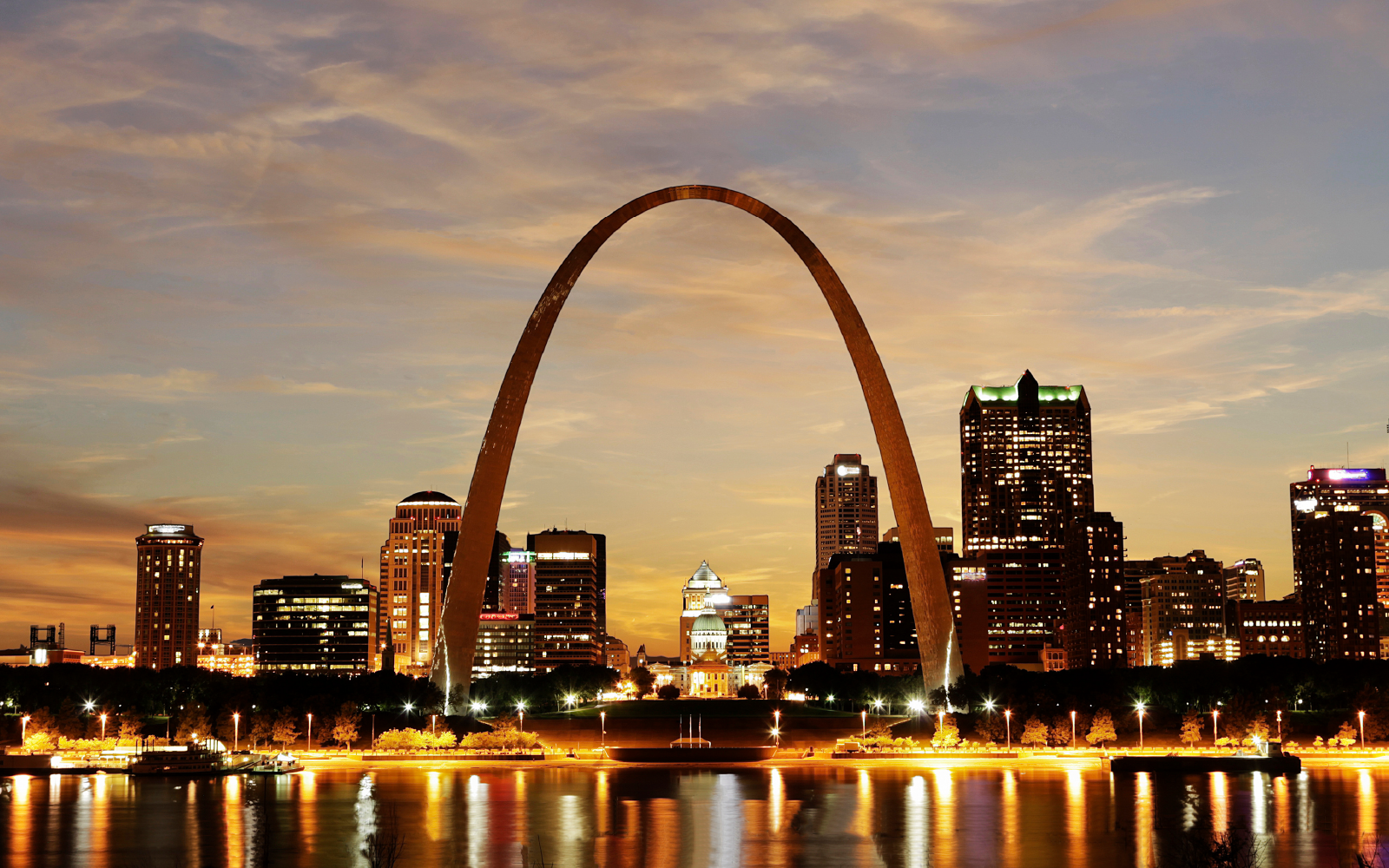 St. Louis skyline with the Gateway Arch at dusk